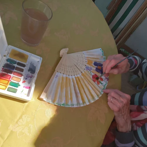 Atelier aquarelle Maiosn ghislaine Chateaudun peinture sur éventail Atelier aquarelle Maiosn ghislaine Chateaudun peinture sur éventail